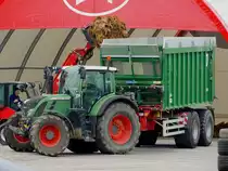 FENDT 722-vario hat den mitgeführten Tandemhänger zur Beladung zurückgeschoben; 210921