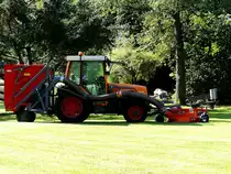 FENDT 206-vario, steht samt Grasmähequipment zum Einsatz bereit; 210729