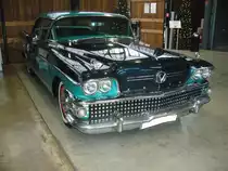 Buick Special 40 Riviera Hardtop Sedan aus dem Jahr 1958. Die Modellreihe Special 40 war im Modelljahr 1958 die Basisversion im Programm von Buick. Jedoch hat der Erstbesitzer/in hier die Ausstattungsvariante Riviera Hardtop Sedan gewählt. Diese Version war mit einem Kaufpreis von mindestens US$ 2820,00 wiederum das teuerste der Special 40 Modellreihe. In dieser Version verkaufte sich das Auto in diesem Modelljahr 31.921 mal. Der in der Farbkombination green mist/dark turquoise lackierte Buick ist mit einem V8-Motor ausgerüstet, der aus einem Hubraum von 5962 cm³ 250 PS leistet. Classic Remise Düsseldorf am 16.12.2021.