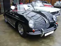 Porsche 356 B 1600 Roadster aus dem Jahr 1960. Von diesem Roadster-Modell wurden im Jahr 1960 genau 1529 Fahrzeuge hergestellt. Der Karosserieaufbau erfolgte bei den Karosseriewerken Drauz/Heilbronn. Der im Heck verbaute, gebläsegekühlte Vierzylinderboxermotor hat einen Hubraum von 1582 cm³ und leistet 60 PS oder 90 PS. Classic Remise Düsseldorf am 16.12.2021.