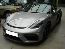Porsche 718 Spyder. Porsche bewirbt dieses Modell mit dem Tenor  Autofahren pur . Der im Heck verbaute Sechszylinderboxermotor hat einen Hubraum von 3995 cm³ und leistet 420 PS. Die Höchstgeschwindigkeit gibt man in Zuffenhausen mit genau 300 km/h an. Classic Remise Düsseldorf am 16.12.2021.