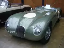 Lynx-Jaguar C-Type im Farbton sherwood green. Die Firma Lynx aus Henley-on-Thames baut seit dem Jahr 1968 die legendären C-Type und D-Type Modelle von Jaguar auf originalen Jaguar Fahrgestellen nach. Der gezeigte Lynx wurde im Jahr 2010 auf dem Chassis eines Jaguar Mark VII aus dem Jahr 1954 aufgebaut. Der Sechszylinderreihenmotor dieses Fahrzeuges hat einen Hubraum von 3442 cm³ und leistet 200 PS. Classic Remise Düsseldorf am 16.12.2021.