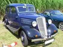 Renault Celtaquatre Limousine. Der Celtaquatre kam im Jahr 1934 als Konkurrenzmodell zum gerade erschienen Citroen 7CV (der erste Traction Avant) auf den Markt. Bis ins Jahr 1938 wurde das Modell in sieben Serien produziert. Der Wagen war als Limousine, Coupe, Kombimodell und Cabriolet lieferbar. Hier konnte ich eine Celtaquatre Limousine der ZR2 (also der zweiten Baureihe) ablichten. Die Baureihe ZR2 wurde nur von März 1935 bis September 1935 produziert. Angetrieben wird der Wagen von einem Vierzylinderreihenmotor, der aus einem Hubraum von 1463 cm³ 32 PS an die Hinterachse weiter gibt. Aufgenommen an der so genannten Slide Show bei den Classic Days auf Schloss Dyck. 