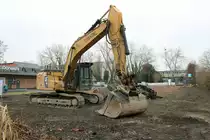 CAT 330 am 18.12.21 in Frankfurt am Main durch den Zaun Fotografiert