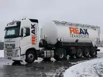 Volvo FH mit Tanksattelzug in Ueckermünde am 12.12.2021