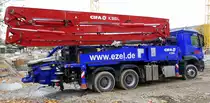 Mercedes Benz MB 2840 mit Betonpumpe CIFA K36 der italienischen Baumaschinenfirma, Nov.2021 