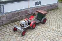 Ein Original nachgebautes Modell eines Kramer Traktors (fahrbar)beim groem Kramertreffen am 04.06.06 in Gutmadingen. 