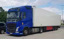 =Volvo FH 500 steht zur Fahrerpause an der A 7, 07-2021