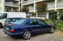 Rückansicht: Mercedes-Benz W124 E-Klasse. Kein typischer Diplomatenfahrzeug. November 2021
