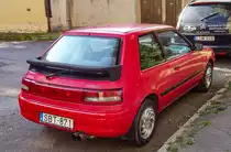 Rückansicht: Mazda 323 mit Felgen die man ganz ganz selten sehen kann. 09.2021.