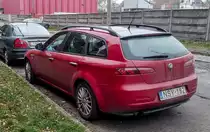 Rückansicht: roter Alfa-Romeo 159 SW in November 2020.