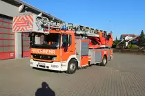 Feuerwehr Langenselbold (Main Kinzig Kreis) Mercedes Benz Atego Magirus DLK 23/12 (Florian Langenselbold 1-30-1) bei einen Fototermin am 21.12.21