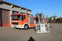 Feuerwehr Langenselbold (Main Kinzig Kreis) Mercedes Benz Atego Magirus DLK 23/12 (Florian Langenselbold 1-30-1) bei einen Fototermin am 21.12.21