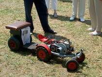 Ein Original nachgebautes Modell eines Kramer Traktors K18 (fahrbar)beim Kramertreffen am 08.06.03 in Gutmadingen. 
