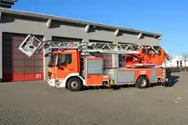 Feuerwehr Langenselbold (Main Kinzig Kreis) Mercedes Benz Atego Magirus DLK 23/12 (Florian Langenselbold 1-30-1) bei einen Fototermin am 21.12.21