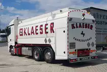 =MB Actros 2843 der Spedition KLAESER steht im Juli 2021 auf dem Rasthof Fulda-Nord