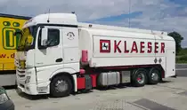 =MB Actros 2843 der Spedition KLAESER steht im Juli 2021 auf dem Rasthof Fulda-Nord