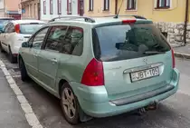 Rückansicht: Peugeot 307 in der Farbe Vert Idaho. Foto: November 2020.