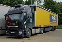 =Iveco-Sattelzug von AN-RO-Logistic steht im Juli auf einem Rastplatz nahe der A 7