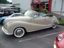 BMW 502 V8 2.6 Baur-Cabriolet aus dem Jahr 1955. Der 502 war der erste Achtzylinder-PKW der Münchener nach WW2. Er hatte das gleiche Chassis wie der BMW 501, war aber bereits mit Blinkern ausgerüstet. Während im Jahr 1955 eine BMW 502 Limousine mit einem Kaufpreis von DM 16.450,00 zu Buche schlug, betrug der Kaufpreis von einem solchen 2+2 sitzigen Baur-Cabriolet mindestens DM 20.950,00. Der V8-Motor hat in diesem Modell einen Hubraum von 2580 cm³ und leistet 100 PS. Oldtimertreffen der Oldtimerfreunde Moers im Sommer 2016.