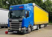 =Scania R450-Sattelzug der Spedition ROMIX steht im Juli 2021 an der A 7