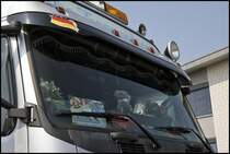 Impression: Neben Gardinen befindet sich ein Bildschirm, Plschtier und ein Luftschlauch zur Reinigung der Kabine im Innenraum. Der Fahrer kommt warscheinlich aus Ostdeutschland. (01.05.2009)