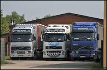 Teil vom Fuhrpark von HNDL Transporte aus Haltern am See (v.l.n.r.): Ein alter VOLVO FH12 420PS, VOLVO 440PS(?) Euro5  GLOBETROTTER XL  und ein alter VOLVO FH12 420PS(?).