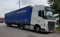 =Volvo FH mit einem Sattelauflieger von HEISTERKAMP, 08-2021