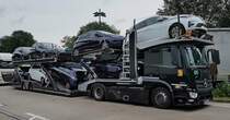 =MB Actros-Autotransporter steht auf einer Rastanlage an der A 3, 08-2021