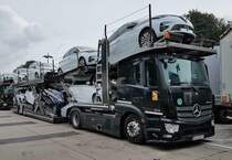 =MB Actros-Autotransporter steht auf einer Rastanlage an der A 3, 08-2021