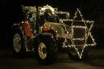 Noch am Silvesterabend 2021 zauberten Traktoren der Marke Steyr in Leuzigen Weihnachtsstimmung.
Foto: Walter Ruetsch