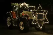 Noch am Silvesterabend 2021 zauberten Traktoren der Marke Steyr in Leuzigen Weihnachtsstimmung.
Foto: Walter Ruetsch