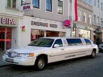 Stretchlimosine  Lincoln   steht am Hauptplatz in Ried i.I.; 090425
