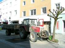 STEYR8090 liefert auf einem Einachser Sand zu einer Baustelle am Romarkt in Ried i.I.; 090425