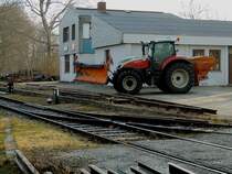 STEYR-6165 CVT-IMPULS, im Winterdienst bei der ehmaligen (stillgelegten) Bahnmeisterei in Ried; 211227