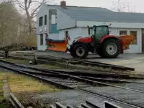 STEYR-6165 CVT-IMPULS, im Winterdienst bei der ehmaligen (stillgelegten) Bahnmeisterei in Ried; 211227
