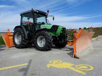 DEUTZ-FAHR_ Agroplus-320-ecoline, wartet samt Schneeschild auf den nächsten Einsatz; 210409