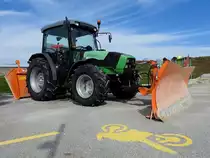 DEUTZ-FAHR_ Agroplus-320-ecoline, wartet samt Schneeschild auf den nächsten Einsatz; 210409