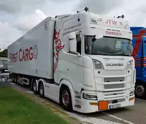 =Scania S 520 von JWT-Transport aus Schweden, 08-2021