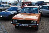 VW K70, gebaut von 1970 bis 1974. Diese eigentliche NSU-Entwicklung, lief im neuen VW-Werk in Salzgitter vom Band. Der Vierzylinderreihenmotor mit einem Hubraum von 1605 cm³ war wahlweise mit 75 PS oder 90 PS lieferbar. Ein solcher K70 schlug bei seiner Markteinführung mit einem Kaufpreis von DM 9450,00 zu Buche. Der abgelichtete K70 aus dem Modelljahr 1972 ist im Farbton phönixrot lackiert. Oldtimertreffen Büsum im September 2015.