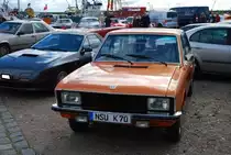 VW K70, gebaut von 1970 bis 1974. Diese eigentliche NSU-Entwicklung, lief im neuen VW-Werk in Salzgitter vom Band. Der Vierzylinderreihenmotor mit einem Hubraum von 1605 cm³ war wahlweise mit 75 PS oder 90 PS lieferbar. Ein solcher K70 schlug bei seiner Markteinführung mit einem Kaufpreis von DM 9450,00 zu Buche. Der abgelichtete K70 aus dem Modelljahr 1972 ist im Farbton phönixrot lackiert. Oldtimertreffen Büsum im September 2015.