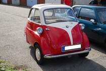 BMW Isetta 250, gebaut in den Jahren von 1955 bis 1962. Die Isetta wurde von der italienischen Firma ISO entwickelt. BMW erwarb die Nachbaulizenz und ersetzte den ursprünglich verbauten Zweitaktmotor durch den Motor des Motorrades R25. Hier wurde eine Isetta aus dem letzten Modelljahr 1962 abgelichtet. Der Einzylinderviertaktmotor leistet 12 PS aus einem Hubraum von 245 cm³. Oldtimertreffen Büsum im September 2015.