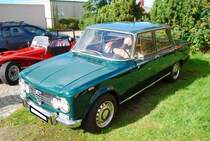 Alfa Romeo Giulia 1300 ti, gebaut in den Jahren von 1966 bis 1972. Mit der viertürigen Giulia hatte Alfa Romeo ab 1962 einen Verkaufsschlager gelandet. Es gab zum Verkaufsstart zwei Motorisierungen mit 1.3l und 1.6l Hubraum. Mit dem 1300 ti brachten die Mannen aus Milano ein sportliches Modell für den weniger betuchten Kunden auf den Markt. Der Vierzylinderreihenmotor mit doppelter Nockenwelle hat einen Hubraum von 1290 cm³ und leistet 82 PS. Die gezeigte Giulia stammt aus dem Modelljahr 1970 und ist mit dem Doppelscheinwerfergrill der Giulia Super ausgerüstet. Oldtimertreffen Büsum im September 2015.