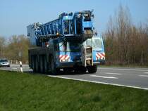Autokran auf der B96 bei Bergen/Rgen am 24.April 2009 