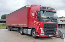 =Volvo FH der Spedition SOBANSKY steht im August 2021 auf dem Rasthof Fulda-Nord