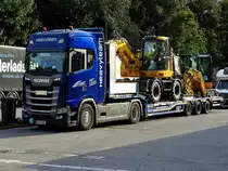 SCANIA S540 von heavyteam transportiert Baustellenfahrzeuge, und absolviert die gesetzliche Wochenendruhe; 211003