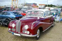 BMW 501, produziert in den Jahren von 1955 bis 1961. Mit der Modellreihe 501/502 brachten die Münchener den ersten deutschen PKW mit einem Achtzylindermotor auf den Markt. Der 501 unterscheidet sich vom 502 durch weniger Chromschmuck und ein anderes Heckfenster. Der V8-Motor hat einen Hubraum von 2580 cm³ und leistet 95 PS. Oldtimertreffen Büsum im September 2015.