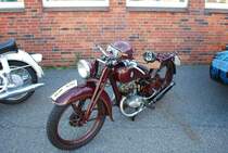 DKW KS 200 aus dem Jahr 1934. Die KS 200 war eine Ableitung der seit 1933 produzierten SB-Baureihe aus dem Hause DKW. Die KS 200 war das leistungsschwächste Modell dieser Beureihe. Der fahrtwindgekühlte Einzylinderzweitaktmotor hat einen Hubraum von 190 cm³ und leistet 7 PS. Die Höchstgeschwindigkeit soll bei ca. 85 km/h gelegen haben. Oldtimertreffen Büsum im September 2015.