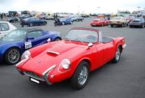 Sabra Sport Roadster. Im Jahr 1957 hat sich in Haifa die Autocars Company Limited gegründet. Israels erster und bislang einziger großer Automobilhersteller. Relativ schnell konnte Autocars eine größere Serienproduktion aufbauen und schaffte es, bis zu 1.500 Fahrzeuge pro Jahr vom Band laufen zu lassen. Dieses war nur möglich, weil Autocars von Anfang an eng mit europäischen Herstellern zusammenarbeitete, allen voran mit der Marke Reliant aus Großbritannien. Die Briten schickten ab 1960 ihre innovativen Fahrzeugteile als praktischen Bausatz nach Israel. Dieser rote Sabra Sport verließ 1962 die Produktionshallen. Unter der Haube steckt der 1,7 Liter Motor aus dem englischen Ford Consul. Die 71 PS beschleunigen den exakt 866 Kilogramm schweren Roadster auf 91 Meilen beziehungsweise 146 Kilometer pro Stunde. Historic Trophy am Nürburgring im Juni 2016.