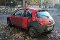 Dieser Ford Ka hat auch schon schönere Tage erlebt. Foto: in 12.2020.